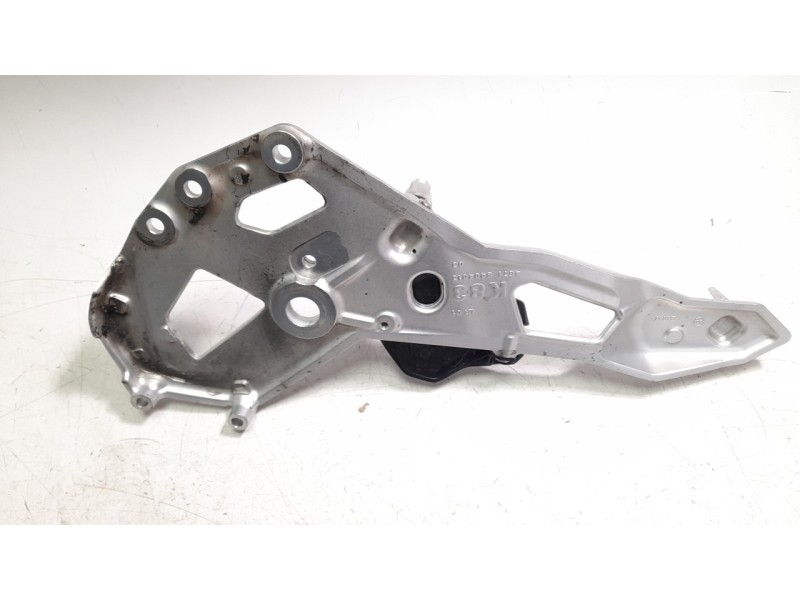 Recambio de estribo lateral para bmw f 900 r referencia OEM IAM 46718404015  