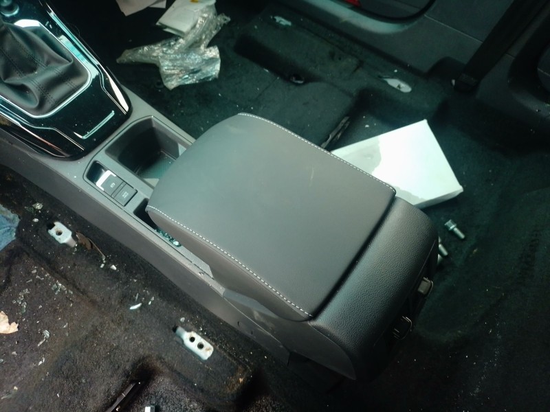 Recambio de apoyabrazos central para volkswagen t-roc (a11, d11) 2.0 tdi referencia OEM IAM   