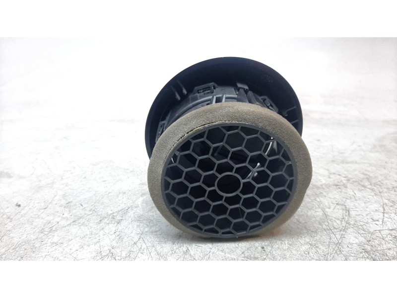 Recambio de aireador derecho para renault captur limited referencia OEM IAM 687608143R  