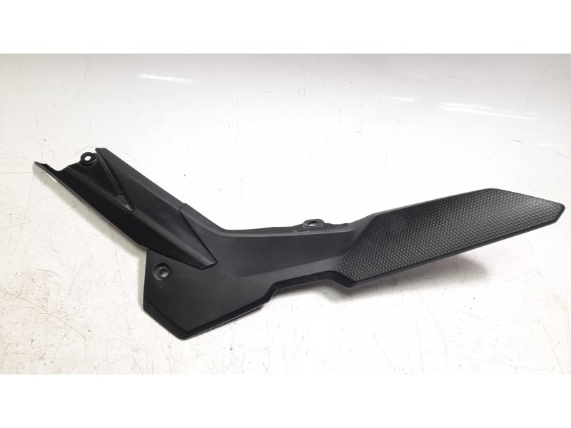 Recambio de moldura para honda cb 750 hornet referencia OEM IAM 83511MLBD00  