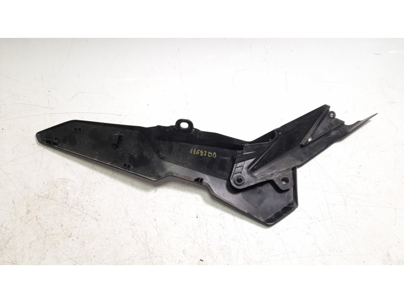 Recambio de moldura para honda cb 750 hornet referencia OEM IAM 83511MLBD00  