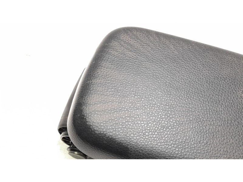 Recambio de apoyabrazos central para toyota yaris cross hybrid 2wd active tech referencia OEM IAM 58905K0020C1  