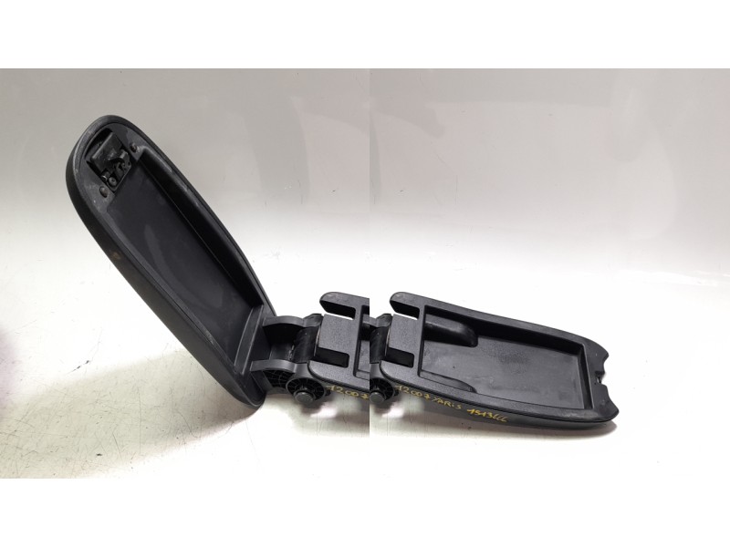 Recambio de apoyabrazos central para toyota yaris cross hybrid 2wd active tech referencia OEM IAM 58905K0020C1  