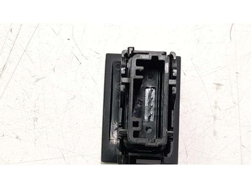 Recambio de warning para toyota yaris cross hybrid 2wd active tech referencia OEM IAM 843320D230 8520R44 