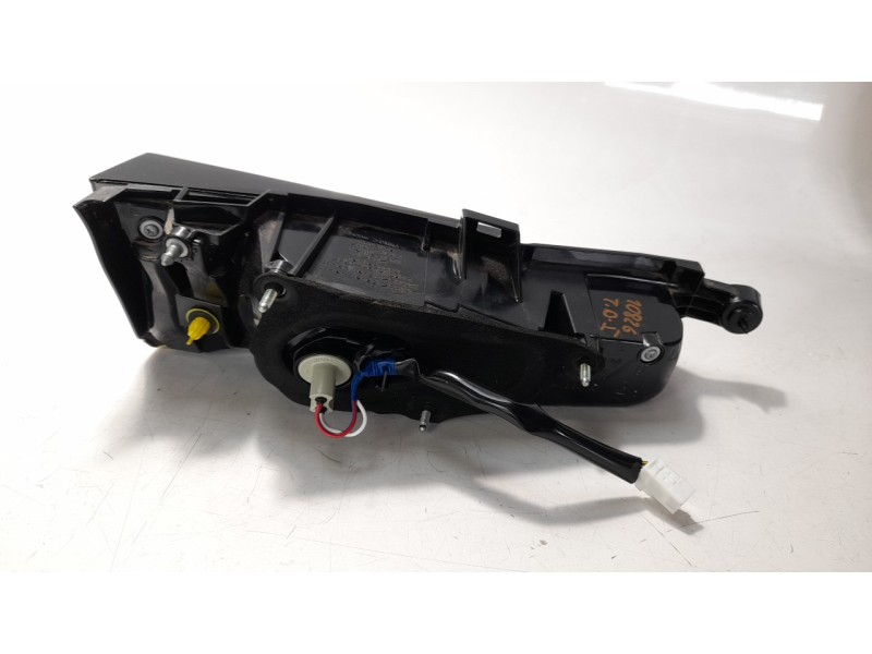 Recambio de piloto trasero derecho interior para lexus nx 2.5 16v cat (híbrido) referencia OEM IAM 8158178011  
