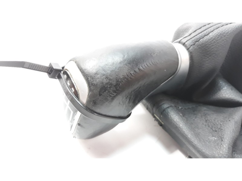 Recambio de pomo palanca cambio para kia ceed 1.4 cat referencia OEM IAM 43711H8300  