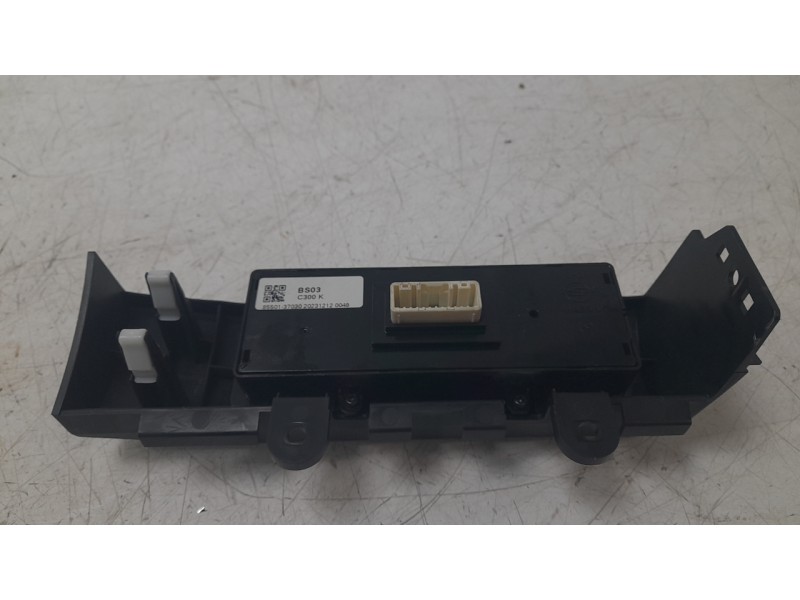 Recambio de botonera para ssangyong korando (c300) 1.5 referencia OEM IAM 8550137030  