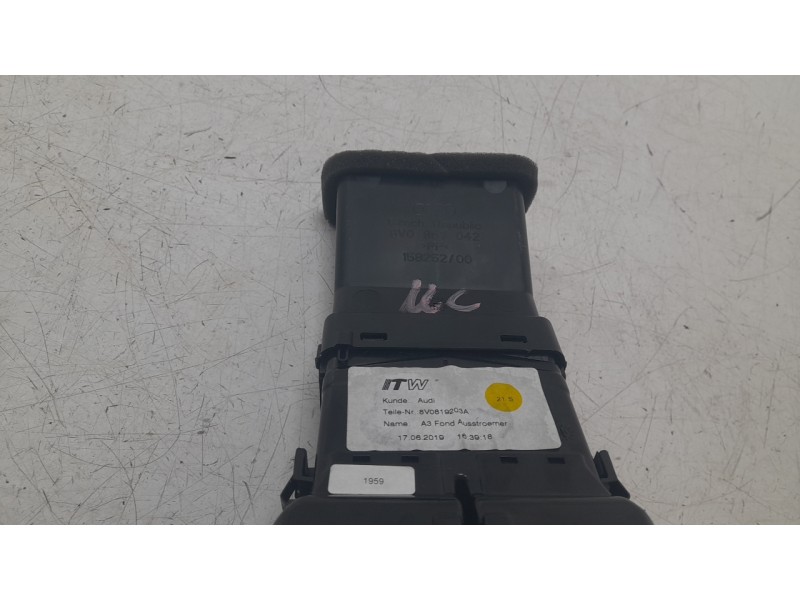 Recambio de rejilla aireadora para audi a3 (8v1, 8vk) 1.6 tdi referencia OEM IAM 8V0819203A  