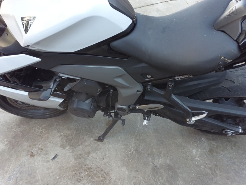Recambio de moldura para triumph daytona 660 referencia OEM IAM   