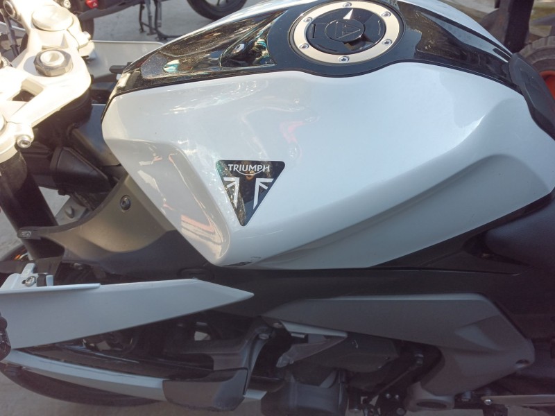 Recambio de moldura para triumph daytona 660 referencia OEM IAM   