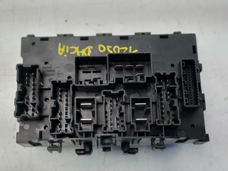 Recambio de caja reles / fusibles para dacia duster iii eco-g 100 essential referencia OEM IAM 243801284R  