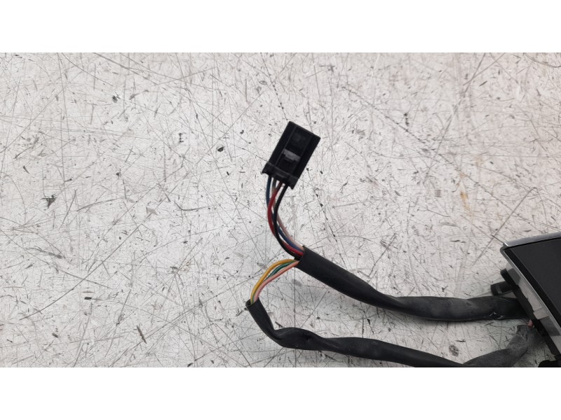 Recambio de mando volante para renault captur limited referencia OEM IAM 631561000A  