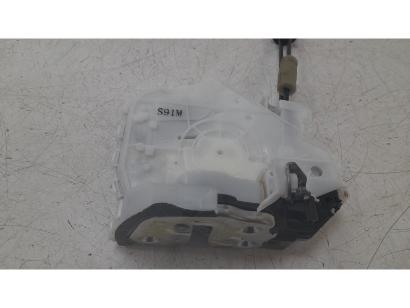 Recambio de cerradura puerta trasera derecha para mazda 3 sedán 2.5 e-skyactiv-g referencia OEM IAM BDMC72310C  