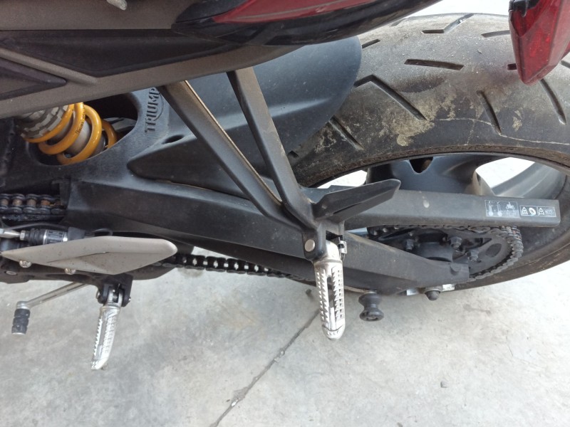 Recambio de estribo lateral para triumph street triple 765 rs street triple 765 rs referencia OEM IAM   