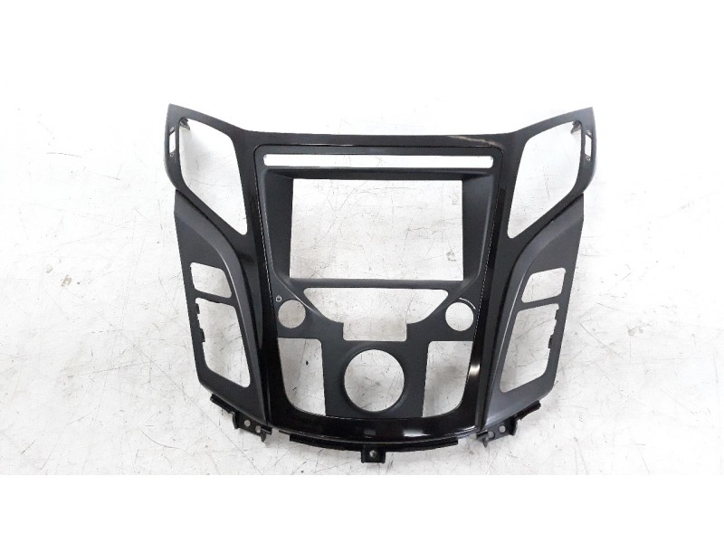Recambio de moldura para hyundai i40 1.7 crdi cat referencia OEM IAM U09C673810  