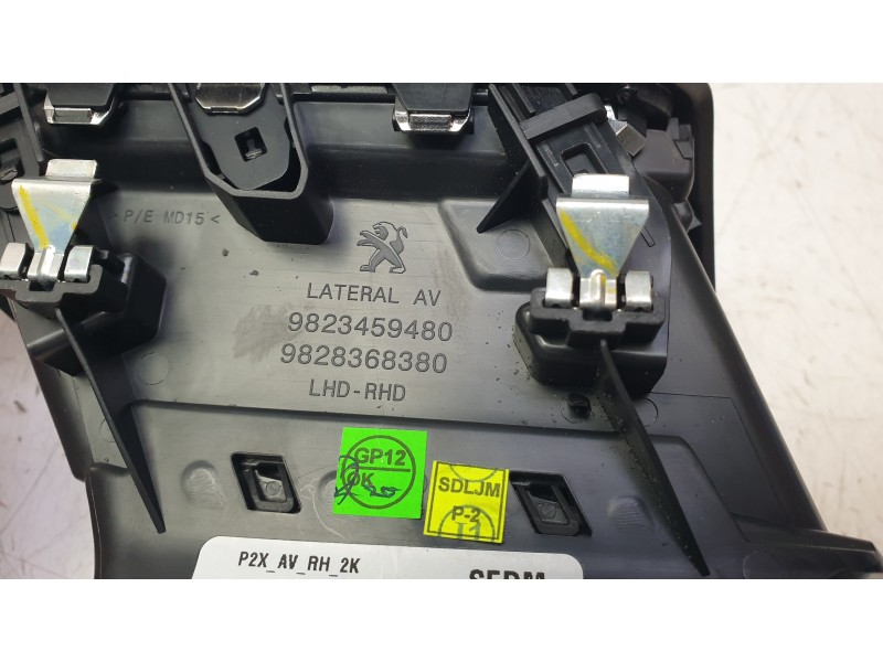 Recambio de aireador derecho para peugeot 208 ii (ub_, up_, uw_, uj_) 1.2 puretech 100 referencia OEM IAM 9823459480  