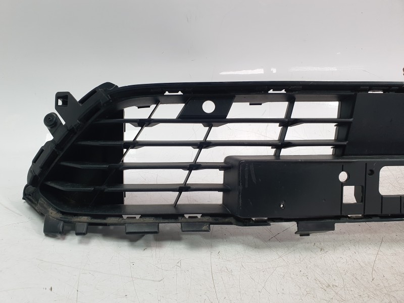 Recambio de rejilla paragolpes central para mitsubishi colt referencia OEM IAM 622549102R  