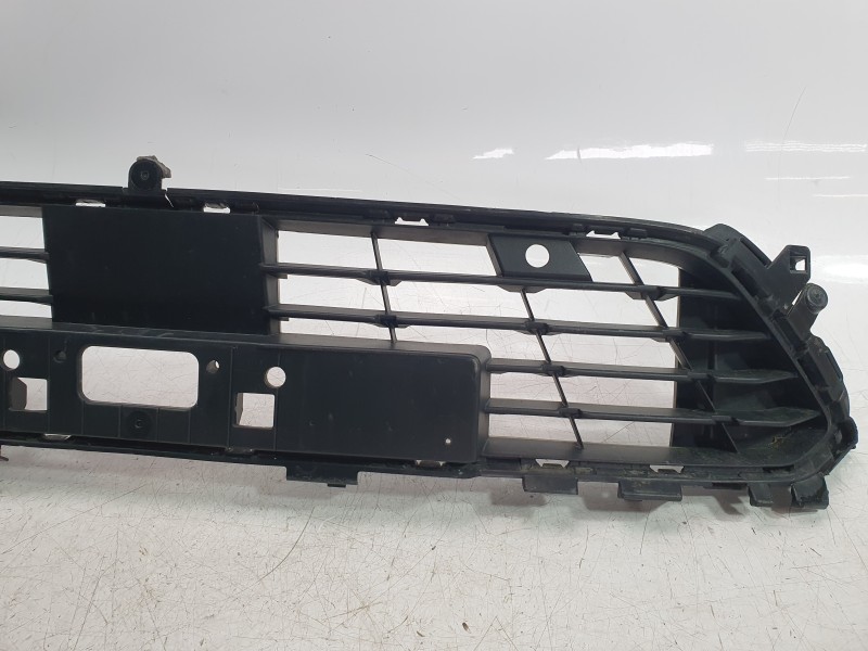 Recambio de rejilla paragolpes central para mitsubishi colt referencia OEM IAM 622549102R  