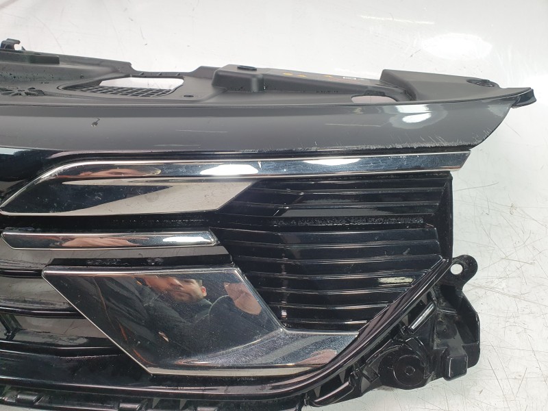 Recambio de rejilla delantera para mitsubishi colt referencia OEM IAM 622566366R  