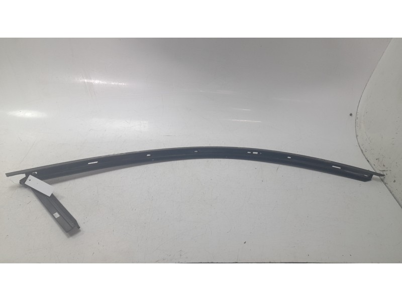 Recambio de moldura para ford mustang mach 1 referencia OEM IAM FR3B6302564  