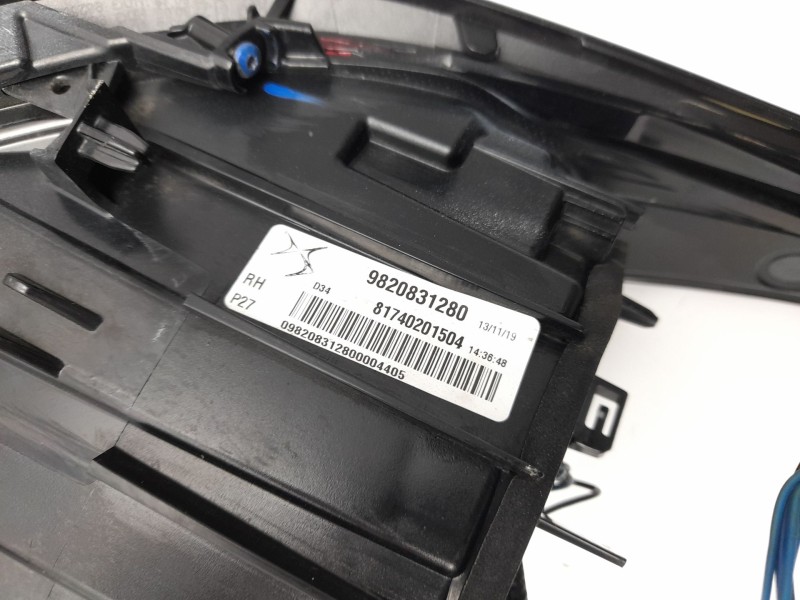 Recambio de piloto trasero derecho para ds ds 3 / ds 3 crossback (ur_, uc_, uj_) 1.5 bluehdi 100 referencia OEM IAM 9820831280  