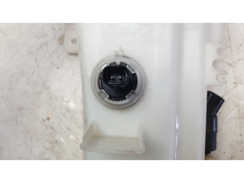Recambio de deposito limpia para kia sportage drive 4x2 referencia OEM IAM 98610F1900  