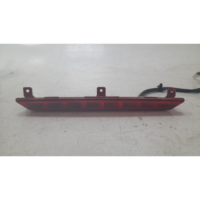 Recambio de luz central de freno para kia sportage drive 4x2 referencia OEM IAM 92700F1000  