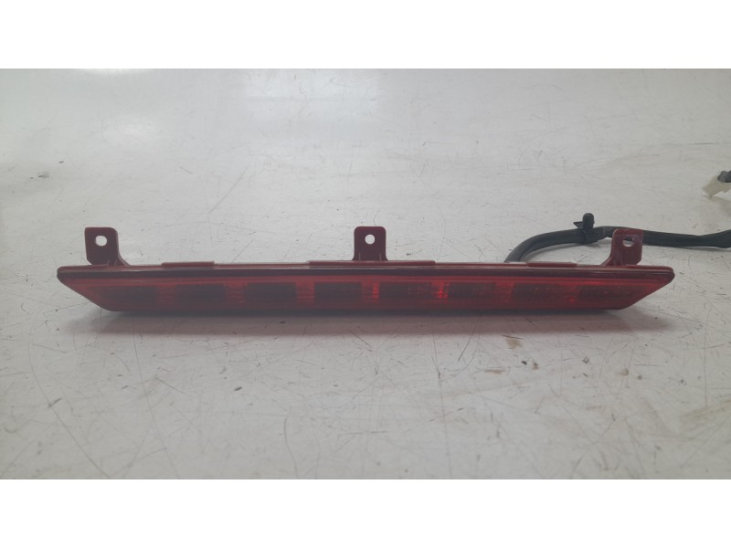 Recambio de luz central de freno para kia sportage drive 4x2 referencia OEM IAM 92700F1000  