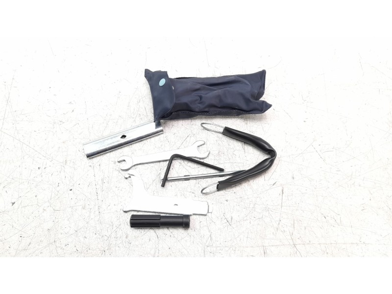 Recambio de herramientas para honda cb 650r referencia OEM IAM 89101MC7000  