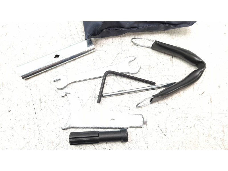 Recambio de herramientas para honda cb 650r referencia OEM IAM 89101MC7000  