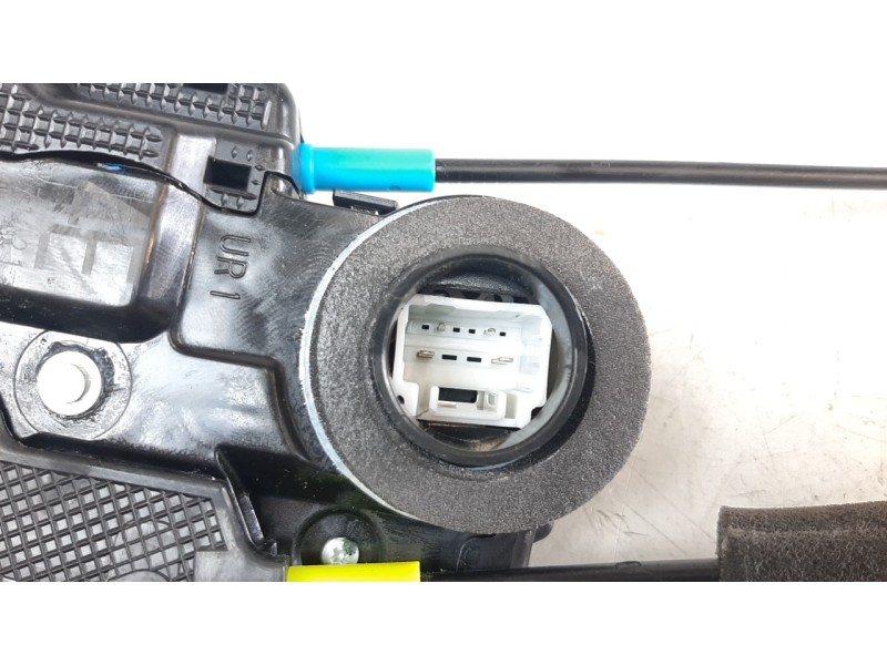 Recambio de cerradura puerta trasera derecha para toyota corolla (e21) referencia OEM IAM 6905002580  