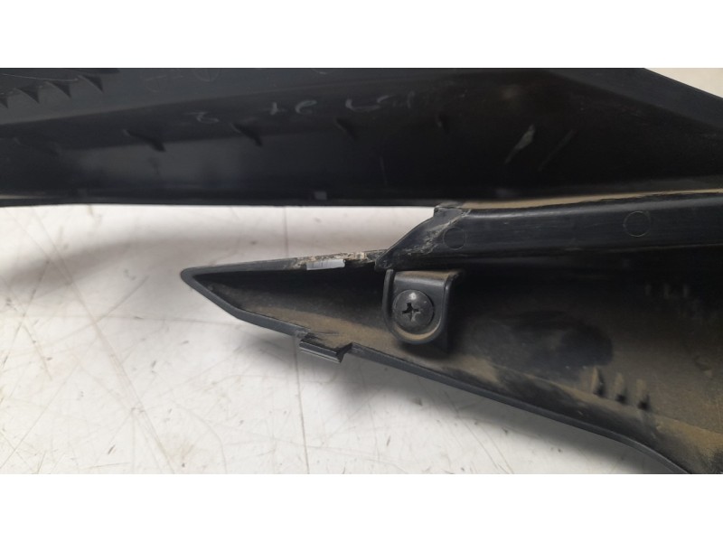 Recambio de moldura para honda cb 650r referencia OEM IAM 77226MKND500  