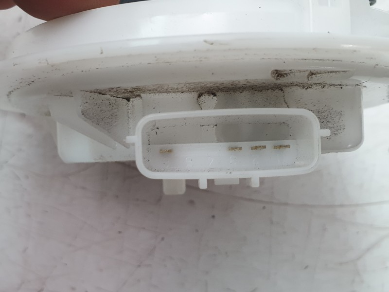 Recambio de bomba combustible para renault clio v referencia OEM IAM 172021210R  