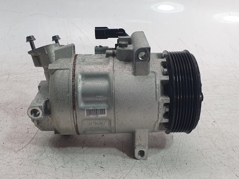 Recambio de compresor aire acondicionado para renault clio v referencia OEM IAM 926004423R  