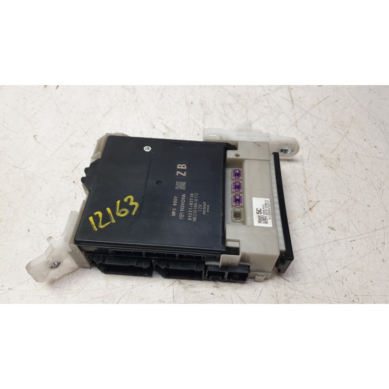 Recambio de caja reles / fusibles para toyota corolla station wagon (_e21_) 2.0 hybrid (mzeh12) referencia OEM IAM 8922102710  