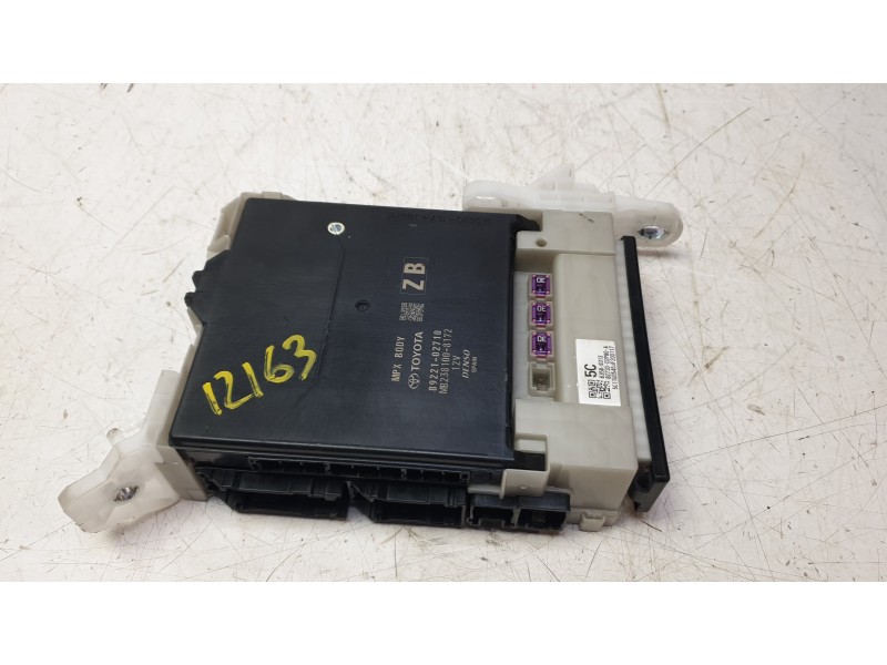 Recambio de caja reles / fusibles para toyota corolla station wagon (_e21_) 2.0 hybrid (mzeh12) referencia OEM IAM 8922102710  