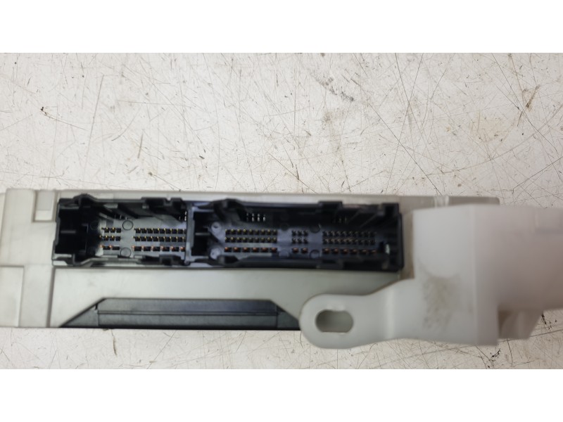 Recambio de caja reles / fusibles para toyota corolla station wagon (_e21_) 2.0 hybrid (mzeh12) referencia OEM IAM 8922102710  