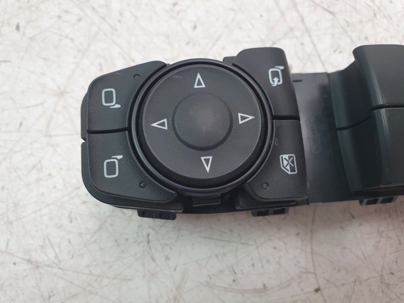 Recambio de mando elevalunas delantero izquierdo para opel insignia b grand sport (z18) 2.0 (68) referencia OEM IAM 84211876  