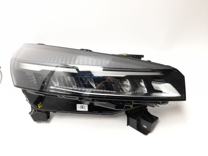 Recambio de faro derecho para renault clio v referencia OEM IAM 260103507R  