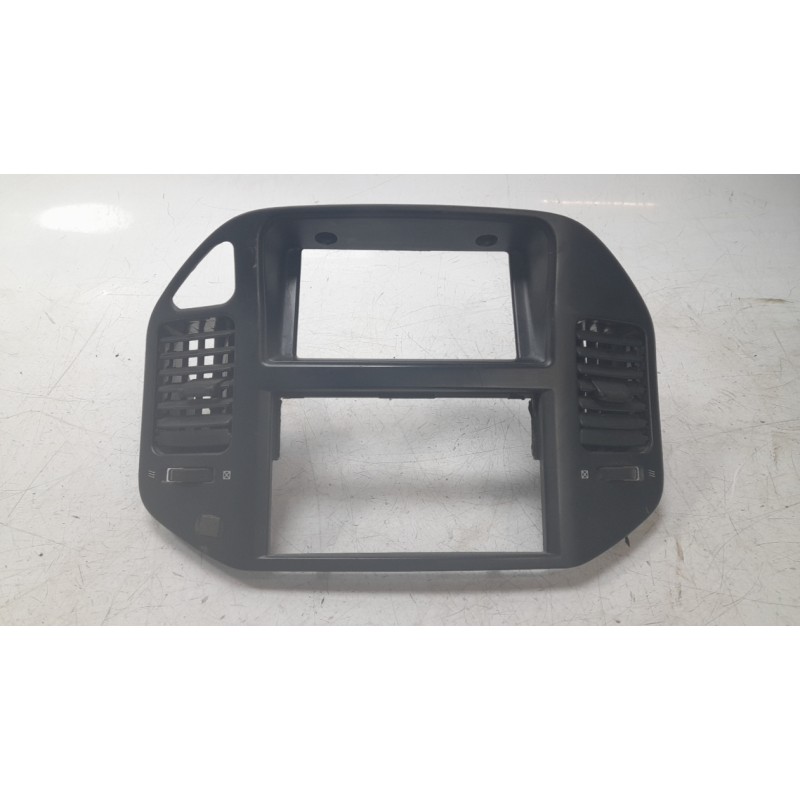 Recambio de rejilla aireadora para mitsubishi montero iii (v7_w, v6_w) 3.2 di-d (v68w, v78w) referencia OEM IAM MR456373  