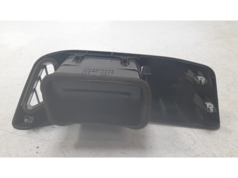 Recambio de rejilla aireadora para mitsubishi montero iii (v7_w, v6_w) 3.2 di-d (v68w, v78w) referencia OEM IAM MR40245002  