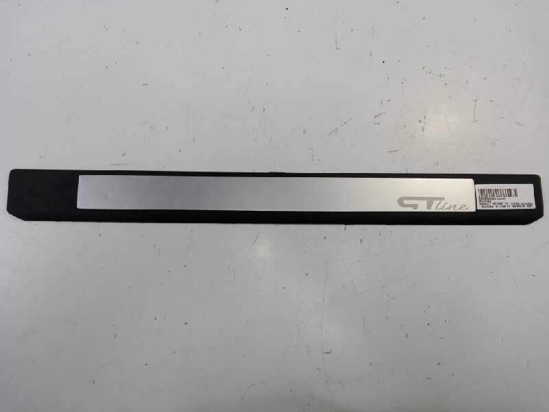 Recambio de moldura para renault megane iii coupe dynamique referencia OEM IAM   