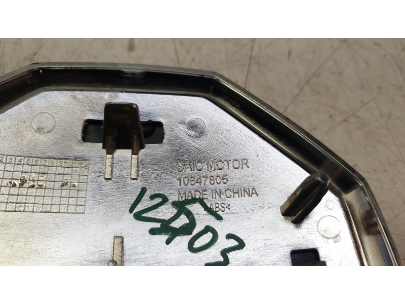 Recambio de molduras traseras para mg zs suv (azs1) 1.5 vti referencia OEM IAM 10647805  