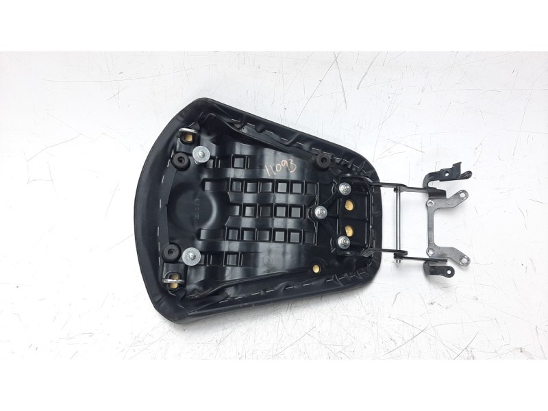 Recambio de asiento para honda nc 750 referencia OEM IAM 77300MKWD01  