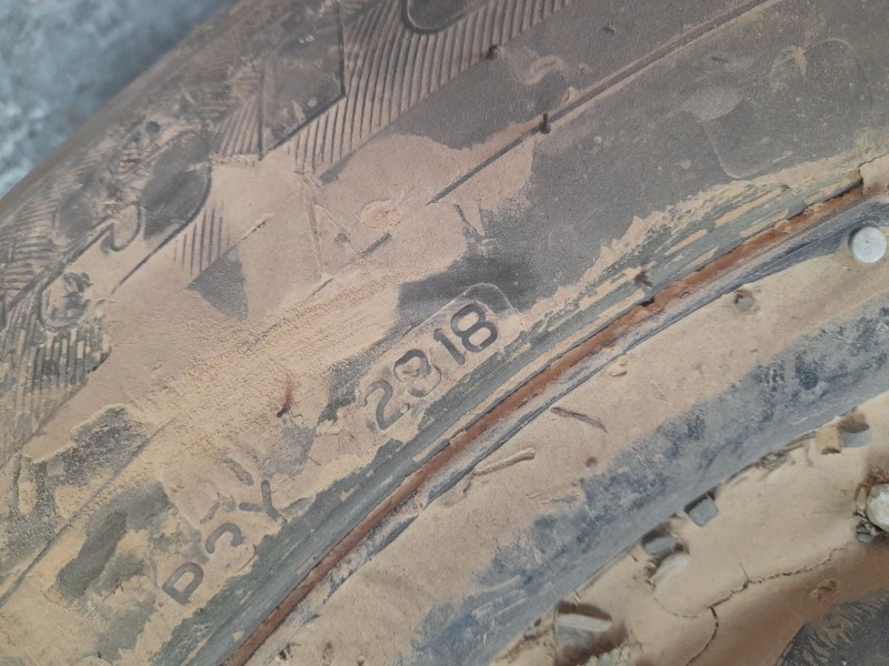 Recambio de neumatico repuesto para volkswagen amarok referencia OEM IAM 2556018  