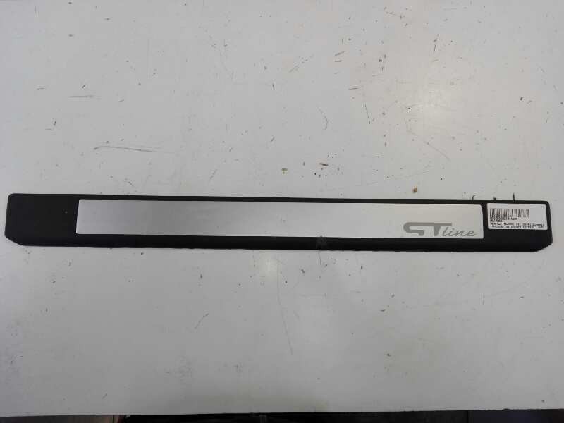 Recambio de moldura para renault megane iii coupe dynamique referencia OEM IAM   