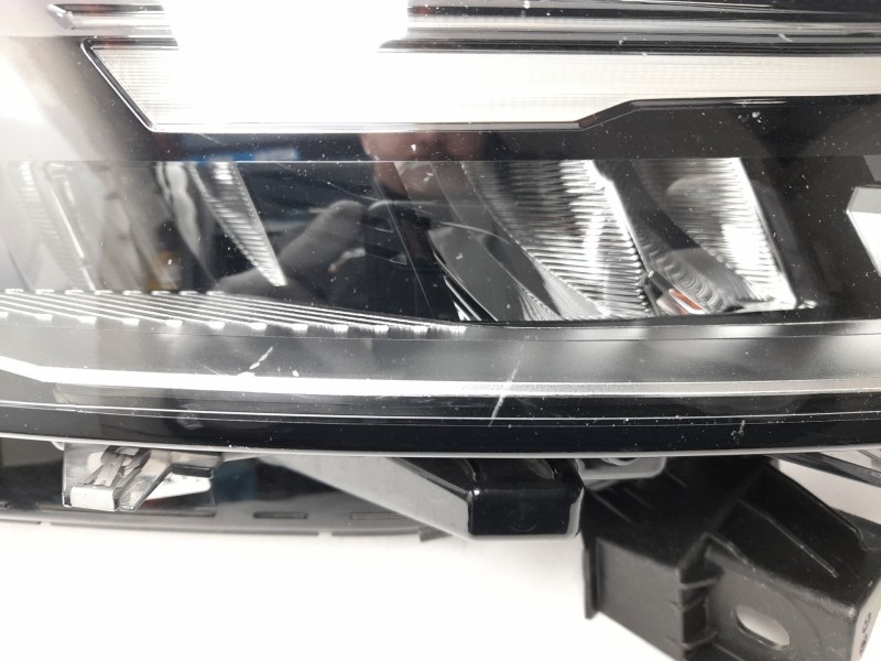 Recambio de faro derecho para mitsubishi colt referencia OEM IAM 260103507R  