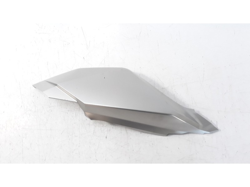 Recambio de moldura para honda x-adv referencia OEM IAM 77261MKTD00ZB  