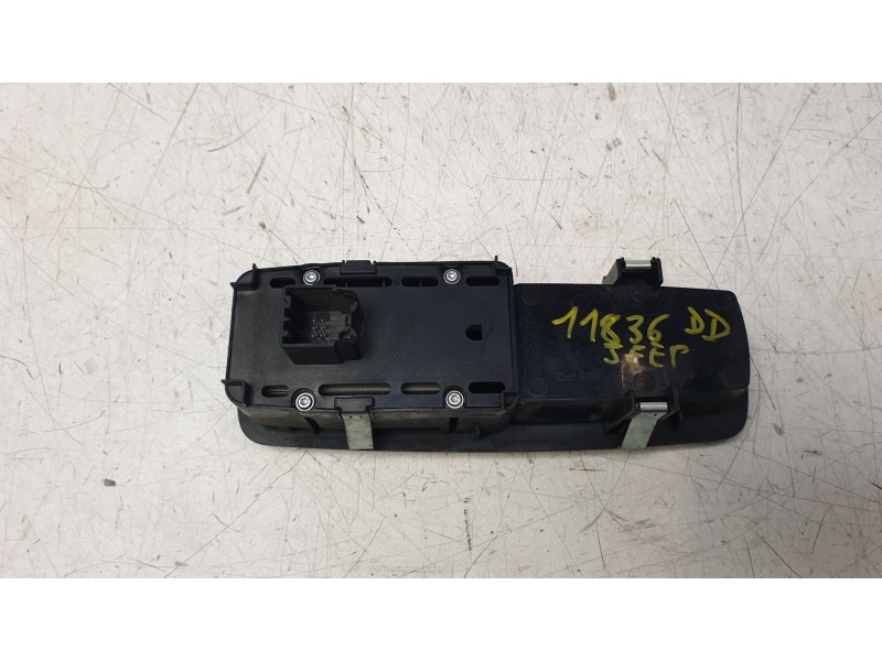 Recambio de mando elevalunas delantero derecho para jeep cherokee limited 4wd referencia OEM IAM 68268251AC  