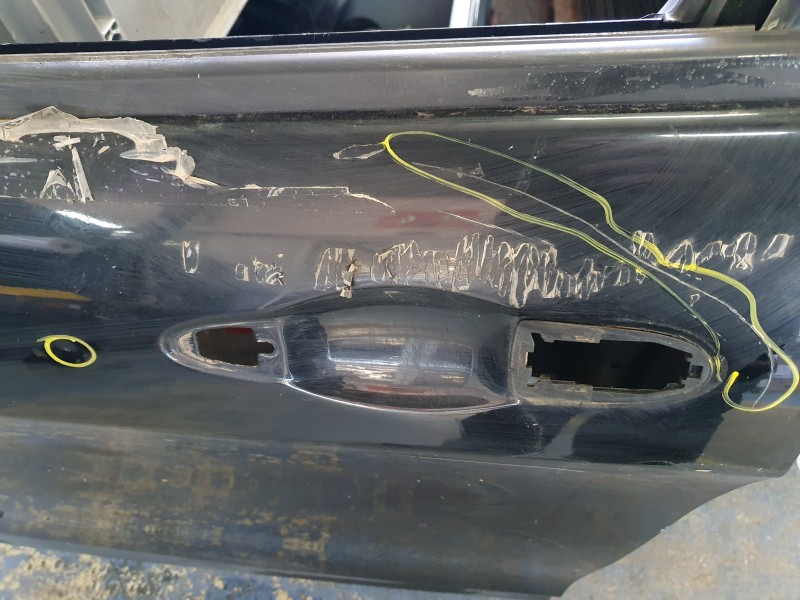 Recambio de puerta delantera izquierda para jeep cherokee limited 4wd referencia OEM IAM 68290879AC  